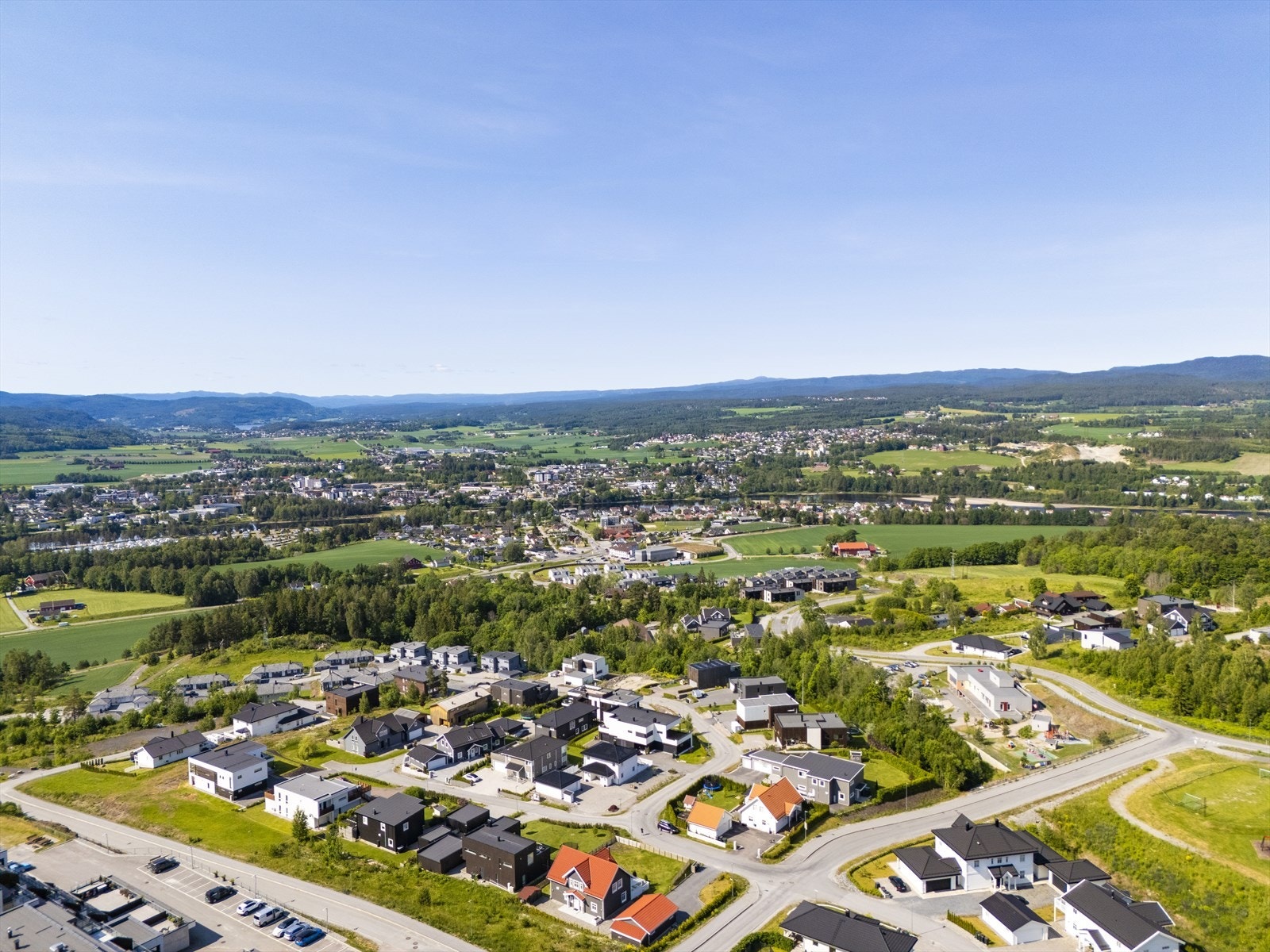 Kjøpesenter og sentrumfasiliteter ligger også innenfor kort kjøreavstand. Galleribilde