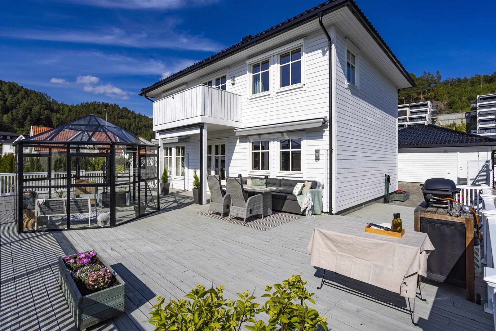 Fra stuen er det videre utgang til en svært romslig terrasse. Galleribilde