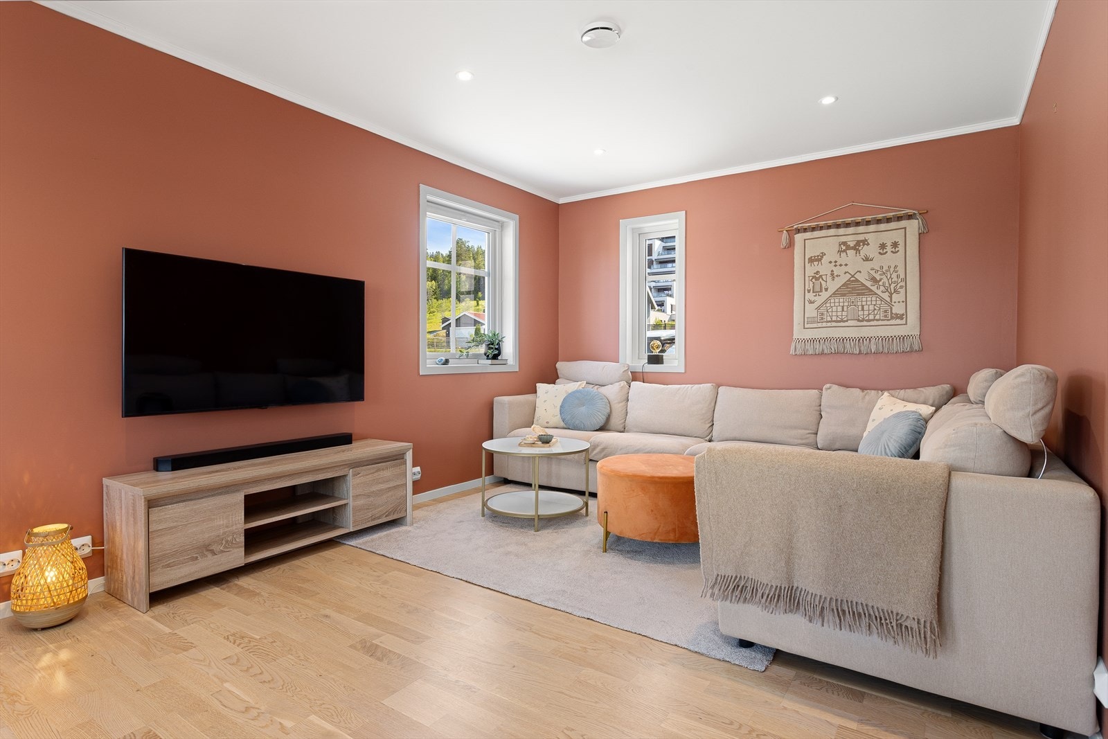 Sofakroken finner fort sin naturlige plass i rommet, og tv-en kan med fordel plasseres mot/på vegg. Galleribilde