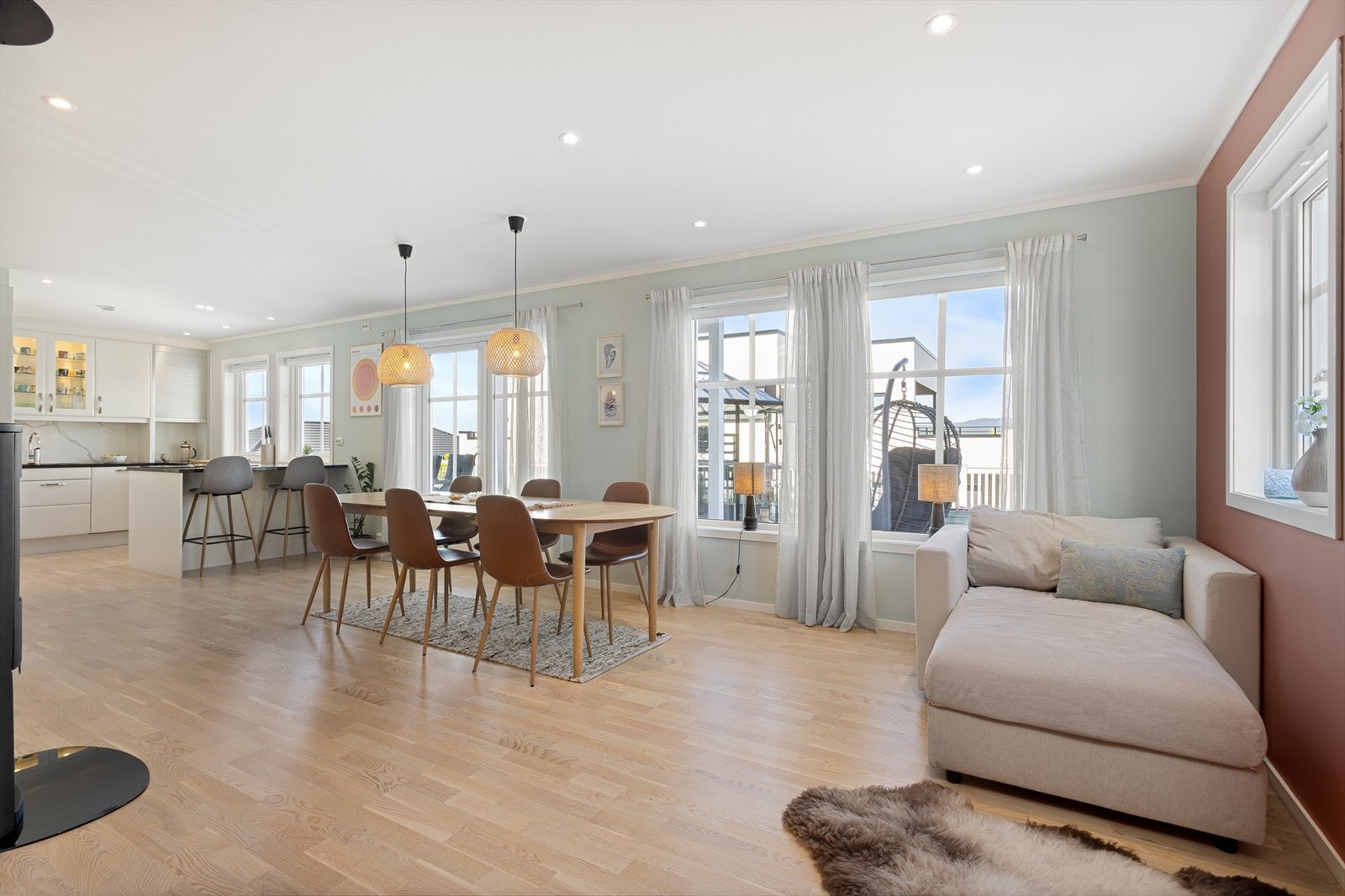 Gode vindusflater sørger for at rommet får godt med naturlig lys. Galleribilde