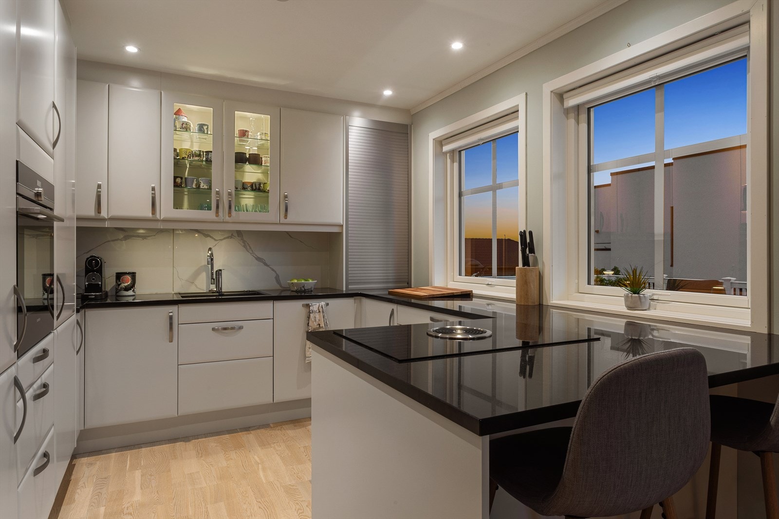 Her har en alt en måtte trenge av skap-, skuff- og benkeplass. Galleribilde