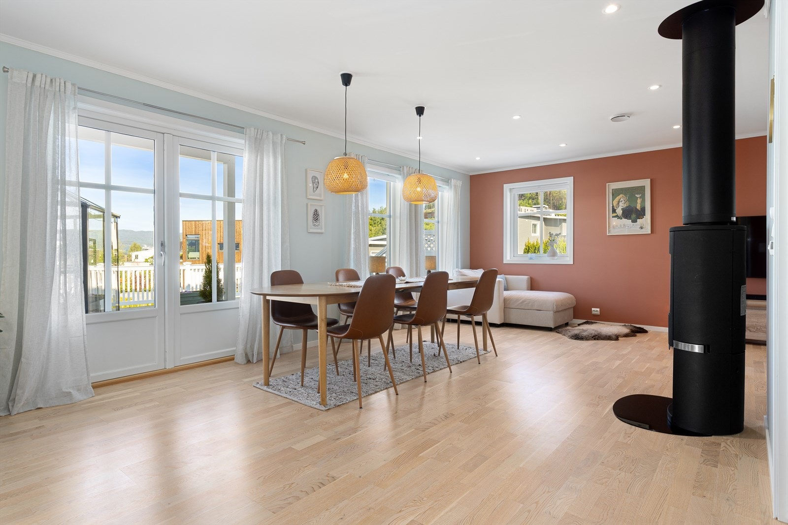 Vi beveger oss videre inn i en lys og innbydende stue. Galleribilde