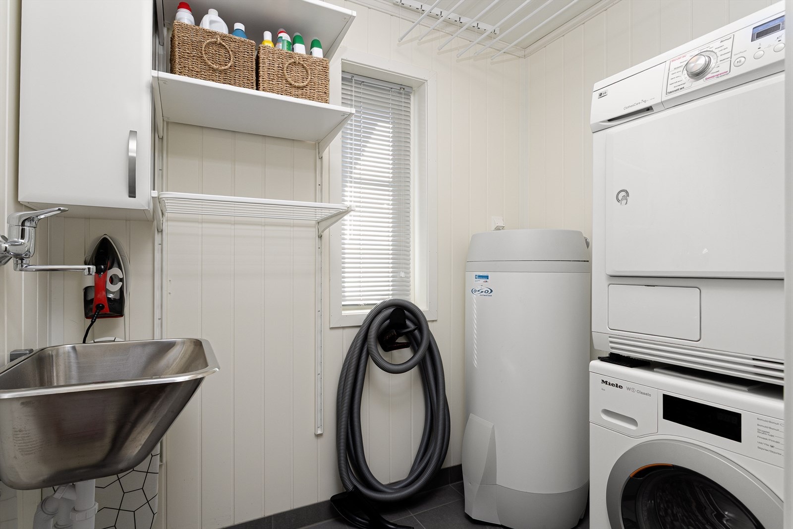 Det er opplegg for vaskemaskin samt tørketrommel. Etablert ustlagsvask på vegg. Galleribilde