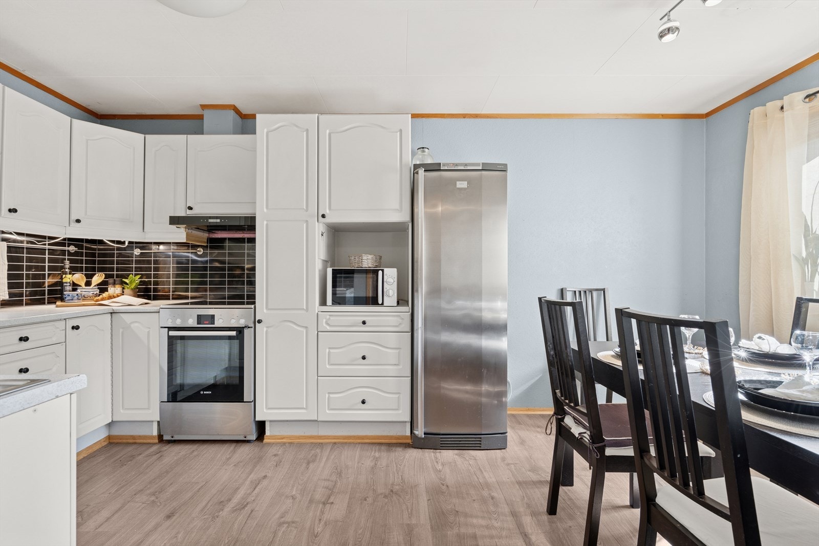 Boligen har en adskilt kjøkkenløsning med god plass til stort spisebord. Galleribilde