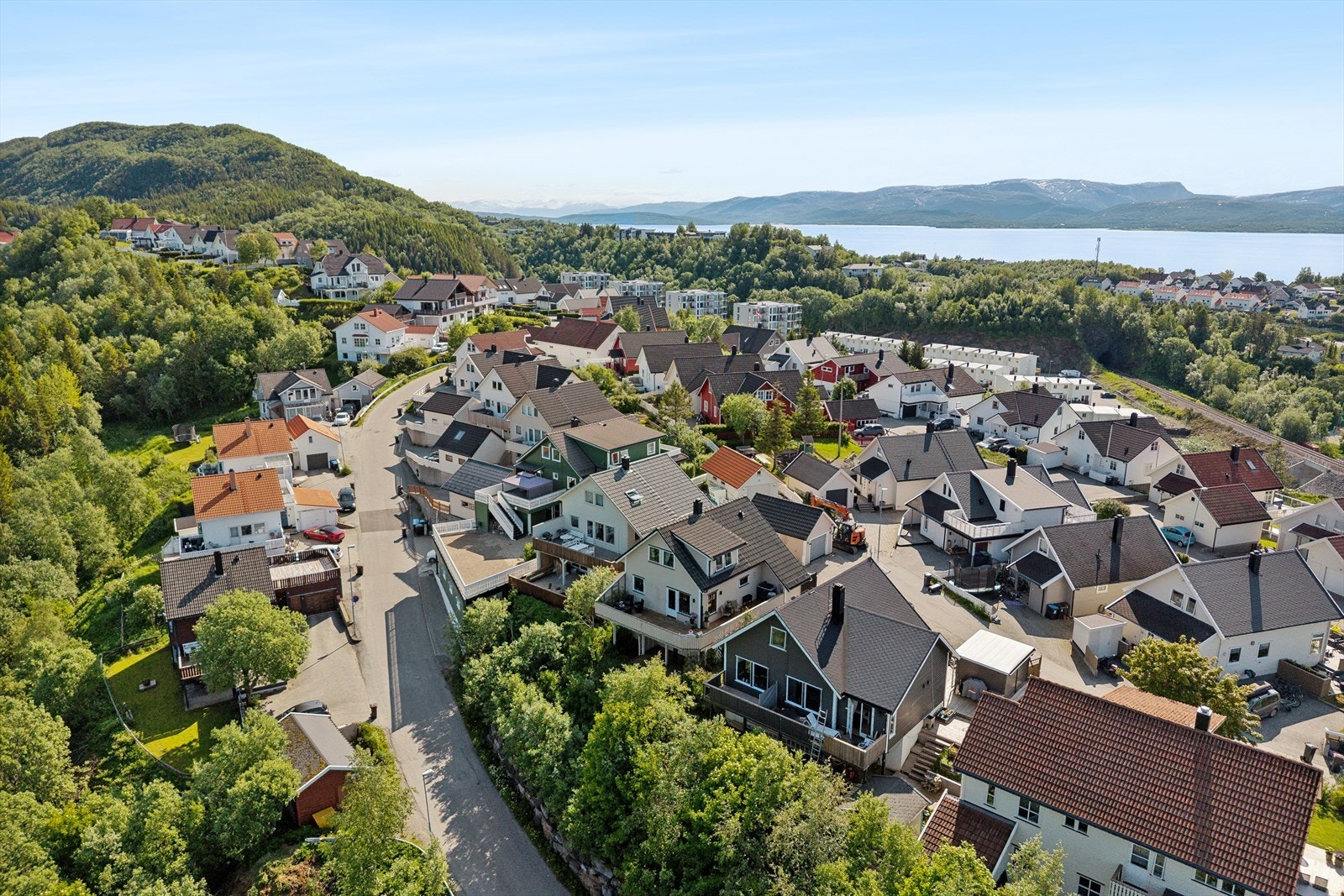 I gaten finner du også en hyggelig felles lekeplass med diverse lekeapparater - perfekt for familier med barn. Galleribilde