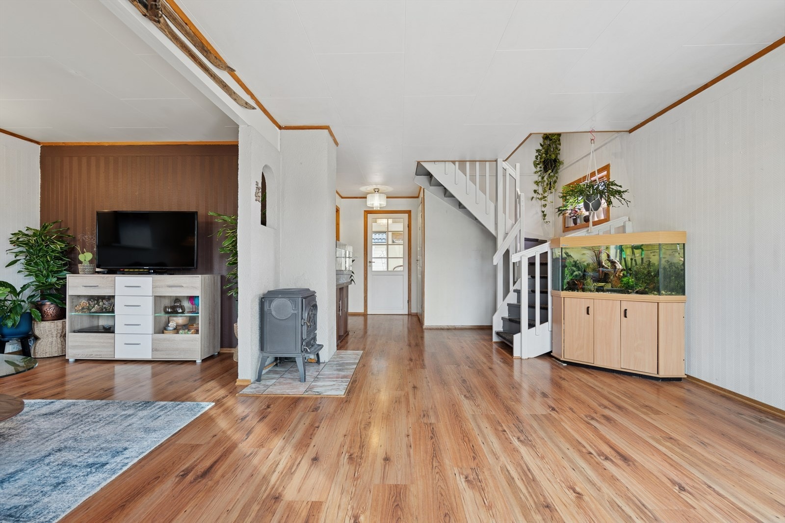 Rommet har fint plass til flere sittegrupper, eller et større spisestuemøblement. Galleribilde