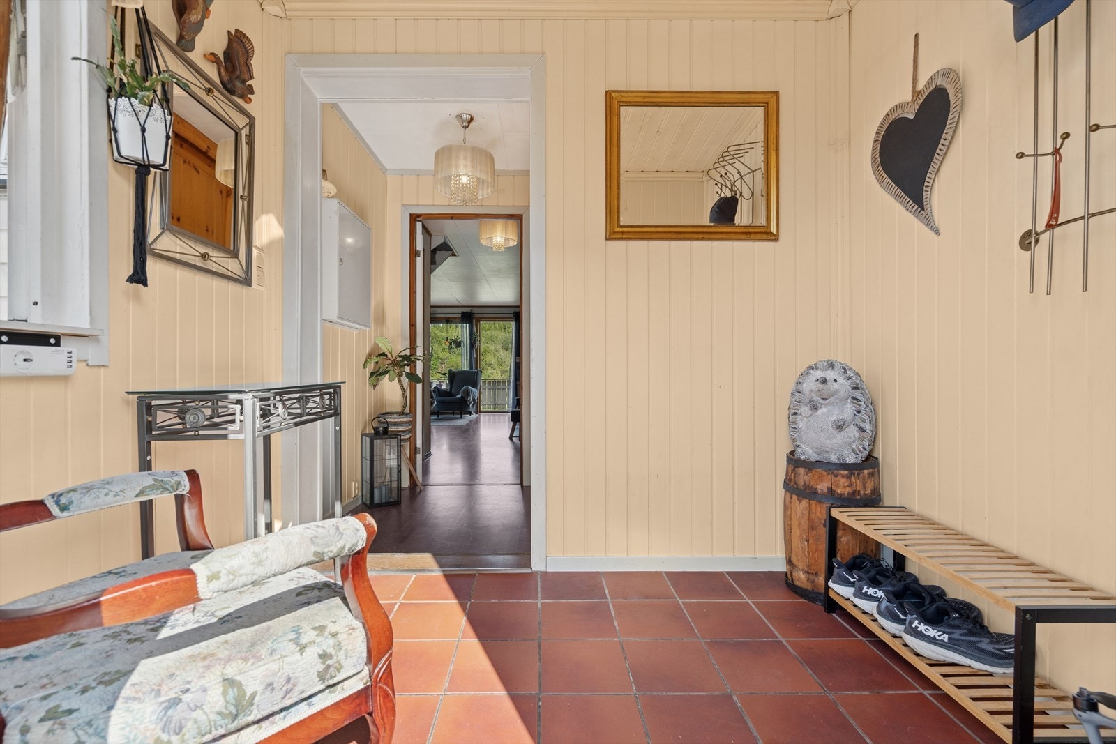 Flislagt entré med plass til å henge fra seg. Galleribilde