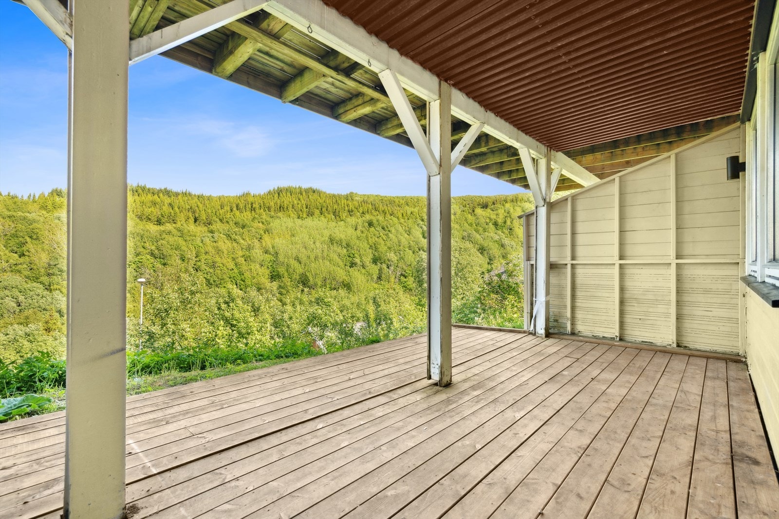 Inngangsparti med delvis overbygd terrasse - sokkelleilighet Galleribilde