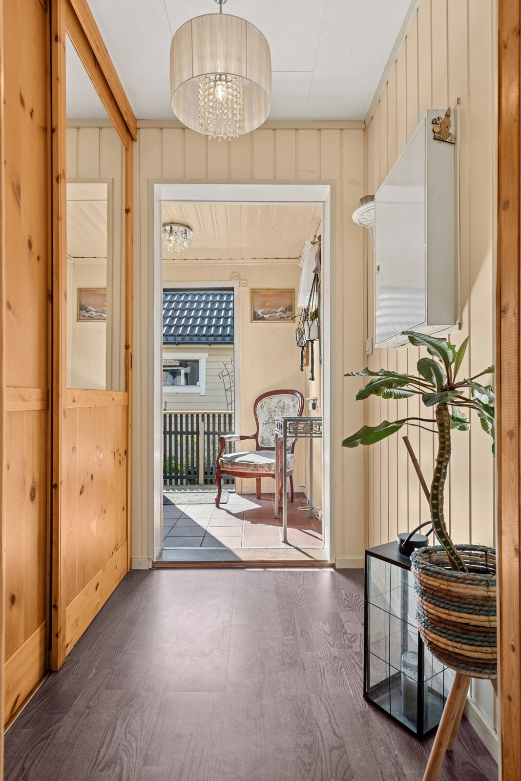 I gangen er det oppbevaringsplass i skyvedørsgarderobe. Galleribilde