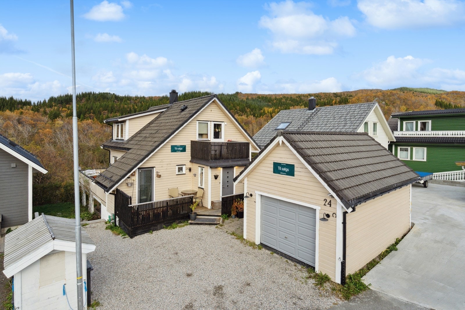 Eiendommen har en innbydende, stenlagt oppkjørsel med flere oppstillingsplasser for bil. Galleribilde