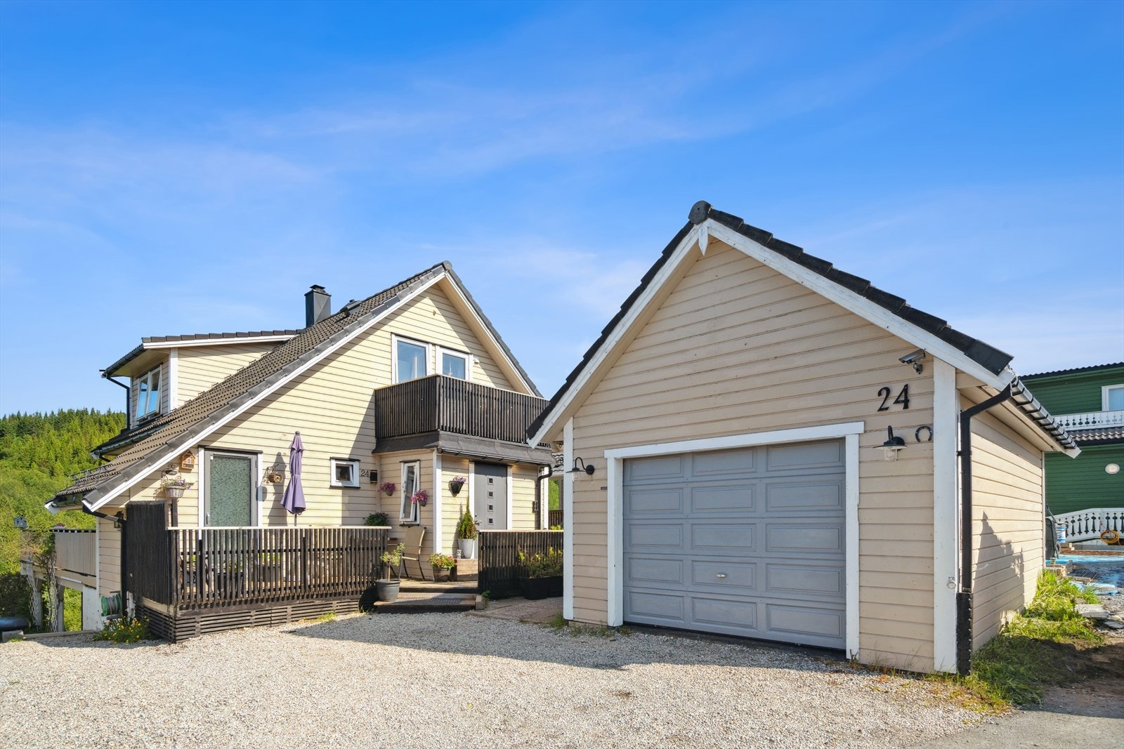 Eiendommen har også stor garasje med hems. Galleribilde