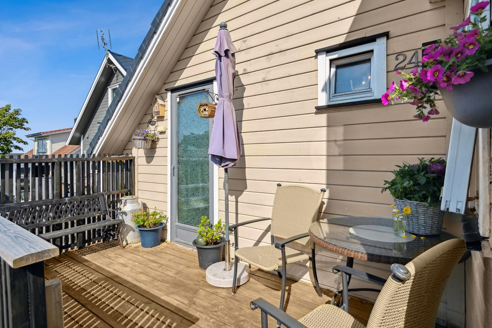 Boligen har flere solrike uteplasser. Galleribilde