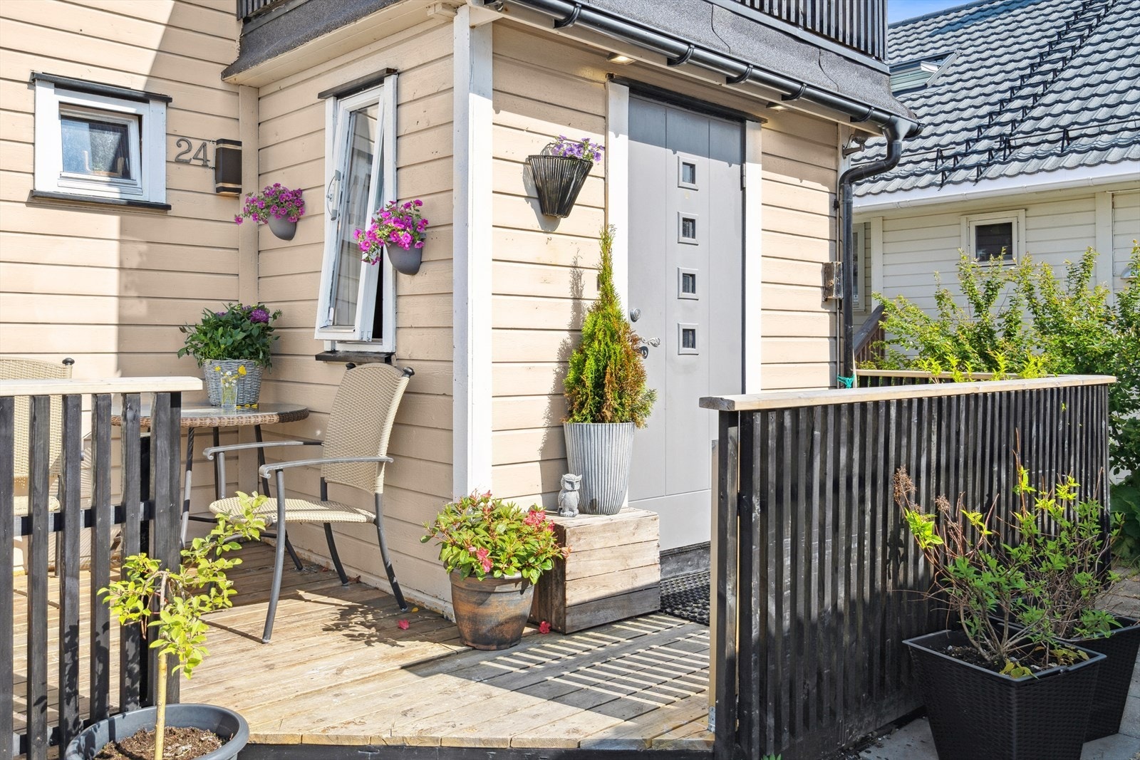 Inngangsparti med en solkrok Galleribilde