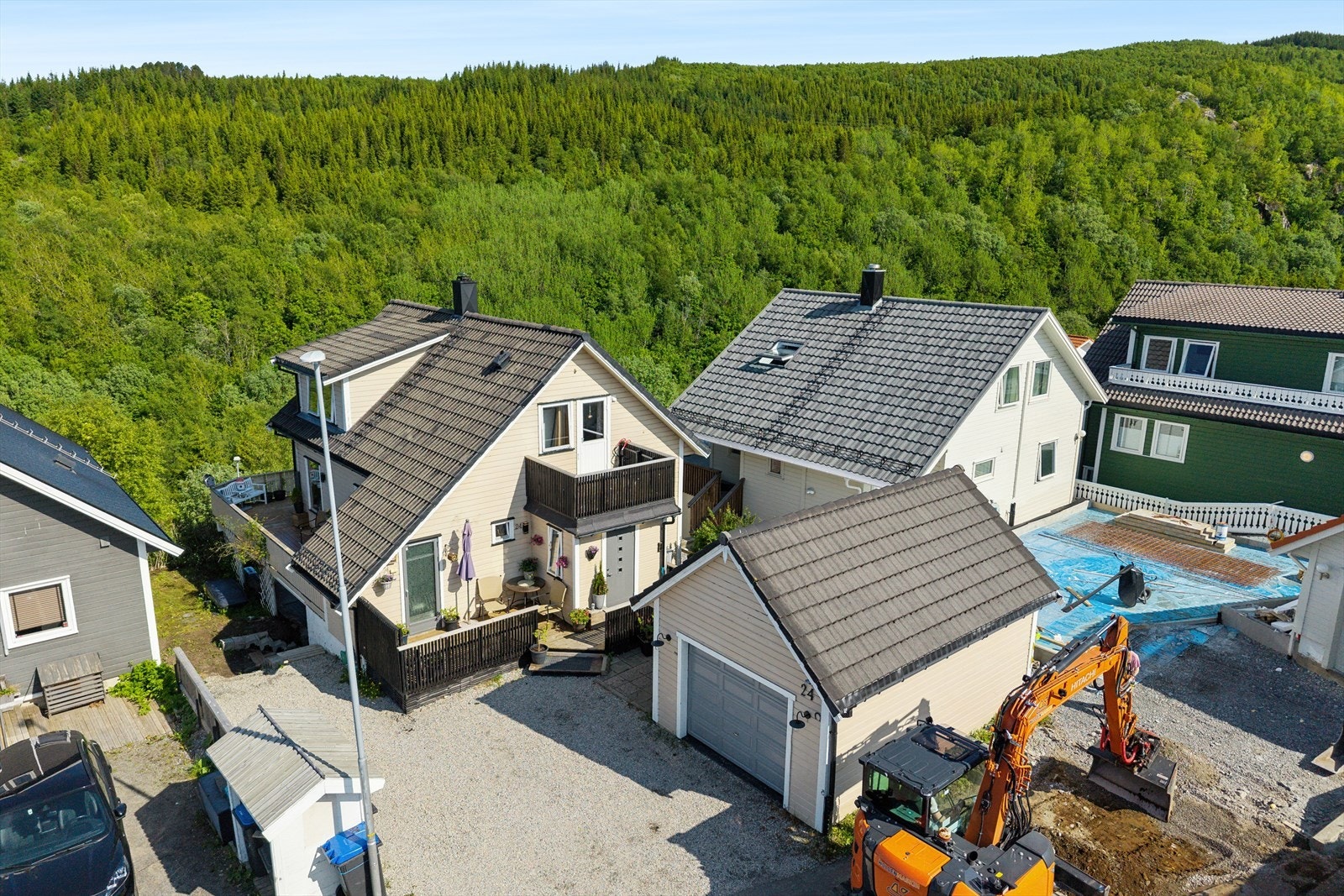 Boligen måler 168 kvm (internt bruksareal) og strekker seg over tre plan. Galleribilde