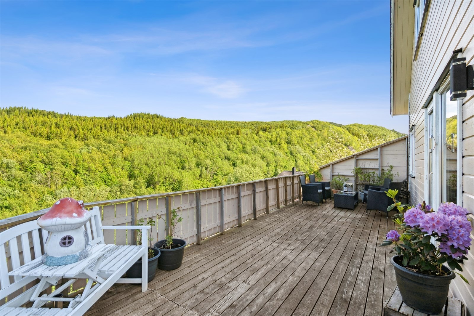 Det er utgang fra stuen i 1. etasje til en balkong på 36 kvm som delvis omkranser boligen. Galleribilde