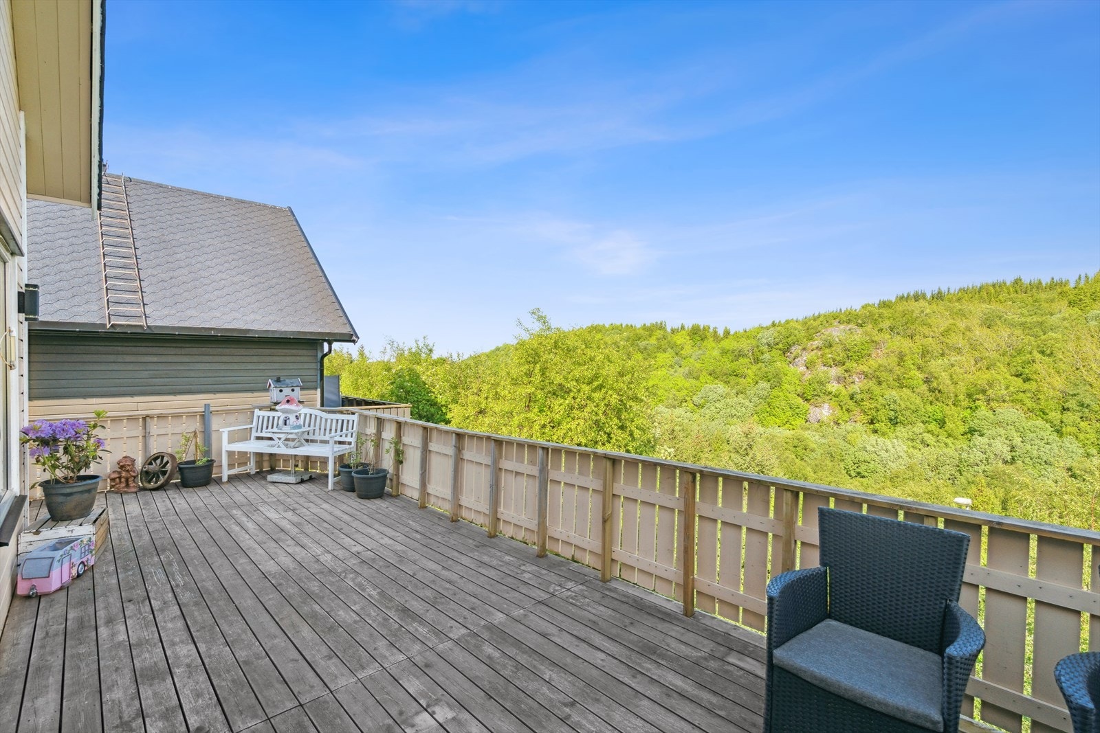 Det er utgang fra stuen i 1. etasje til en balkong på 36 kvm som delvis omkranser boligen. Galleribilde