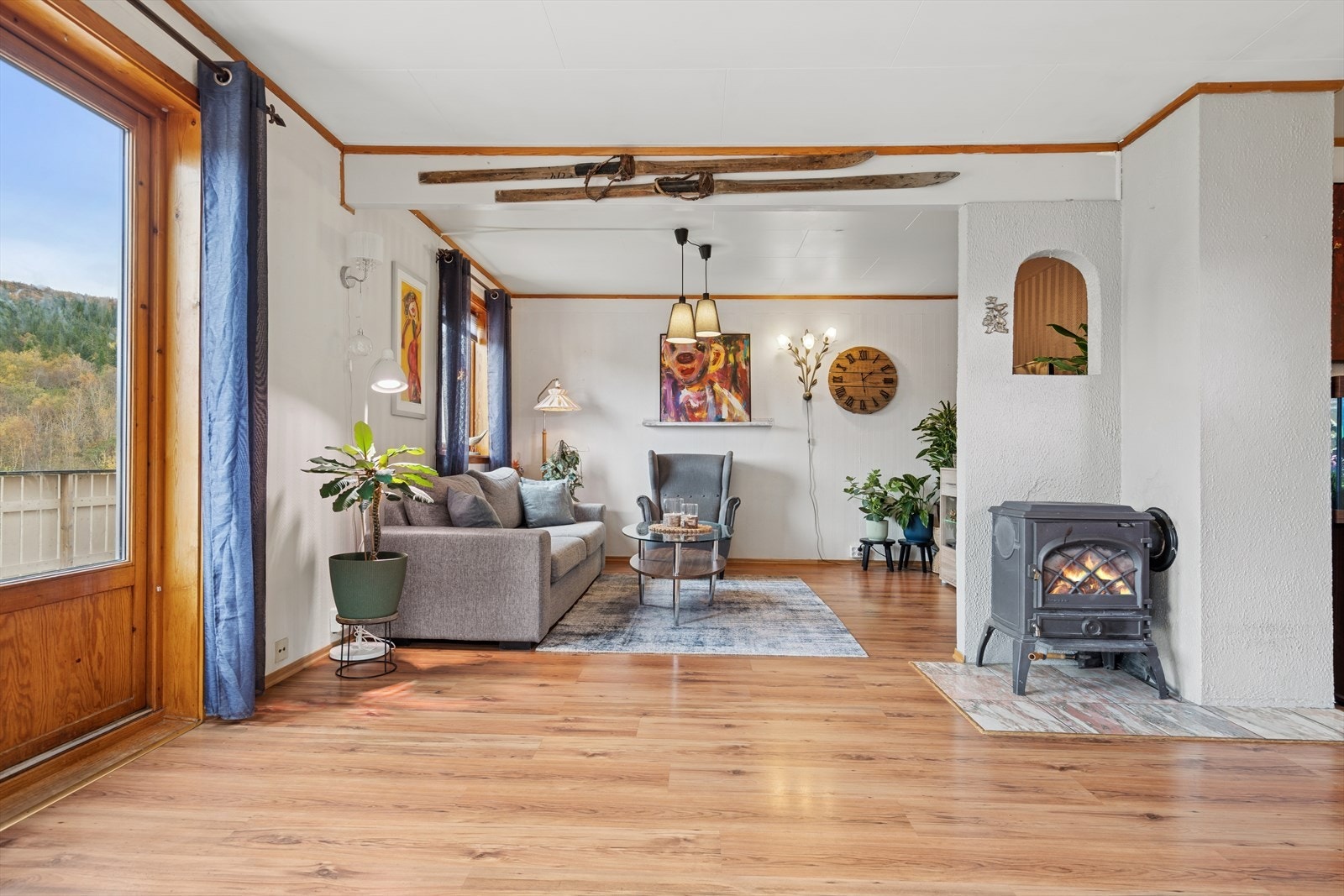 Stuen ligger usjenert til uten innsyn. Galleribilde