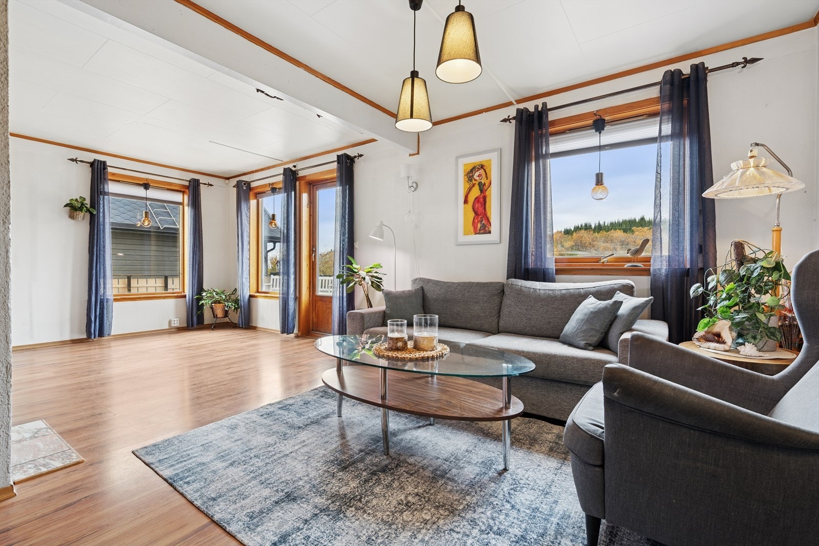 Rommet har godt med naturlig lysinnslipp, samt en fleksibel planløsning med naturlige møbleringssoner. Galleribilde