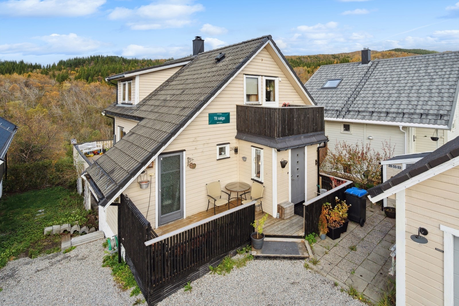 Boligen hviler på en solrik og pent opparbeidet tomt. Galleribilde