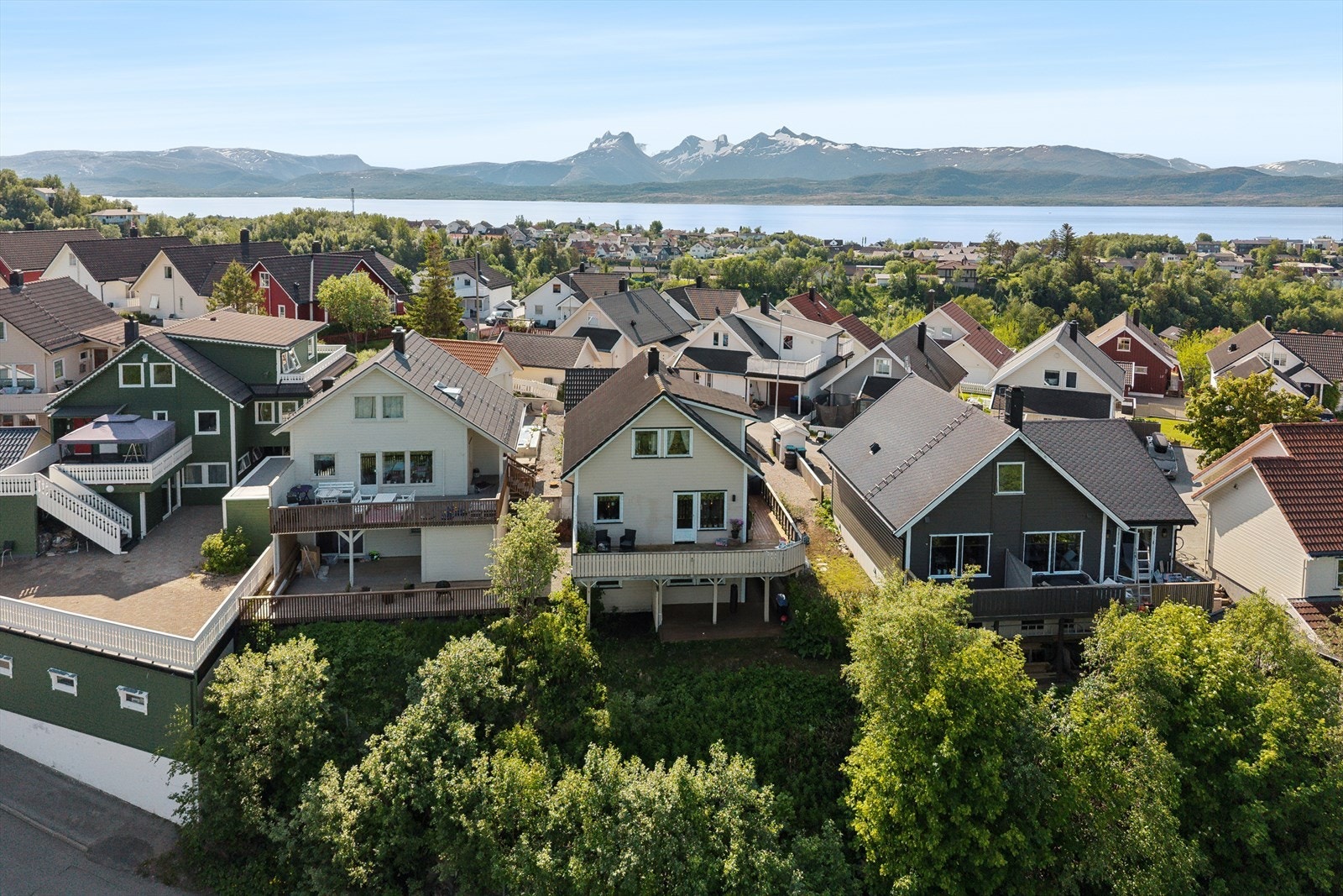 Velkommen til Svartliringen 24 - en innholdsrik og ivaretatt familiebolig over tre plan i et sentralt og attraktivt boområde. Galleribilde