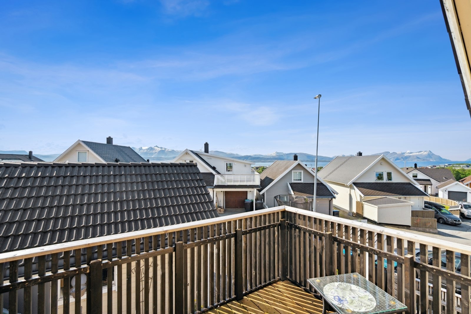 Det er utgang fra soverommet til en balkong på 5 kvm. Galleribilde