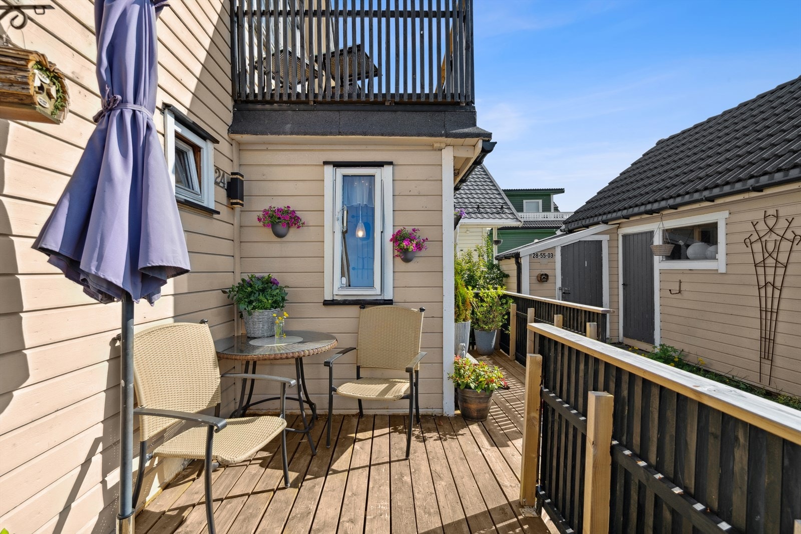 Boligen har flere solrike uteplasser. Galleribilde