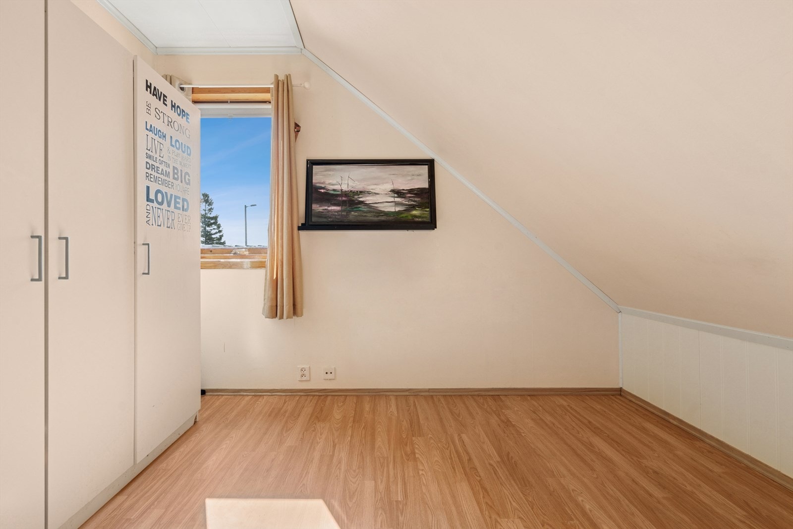 Soverom 3. Barnevennlig planløsning med soverommene på samme plan (2. etasje). Galleribilde