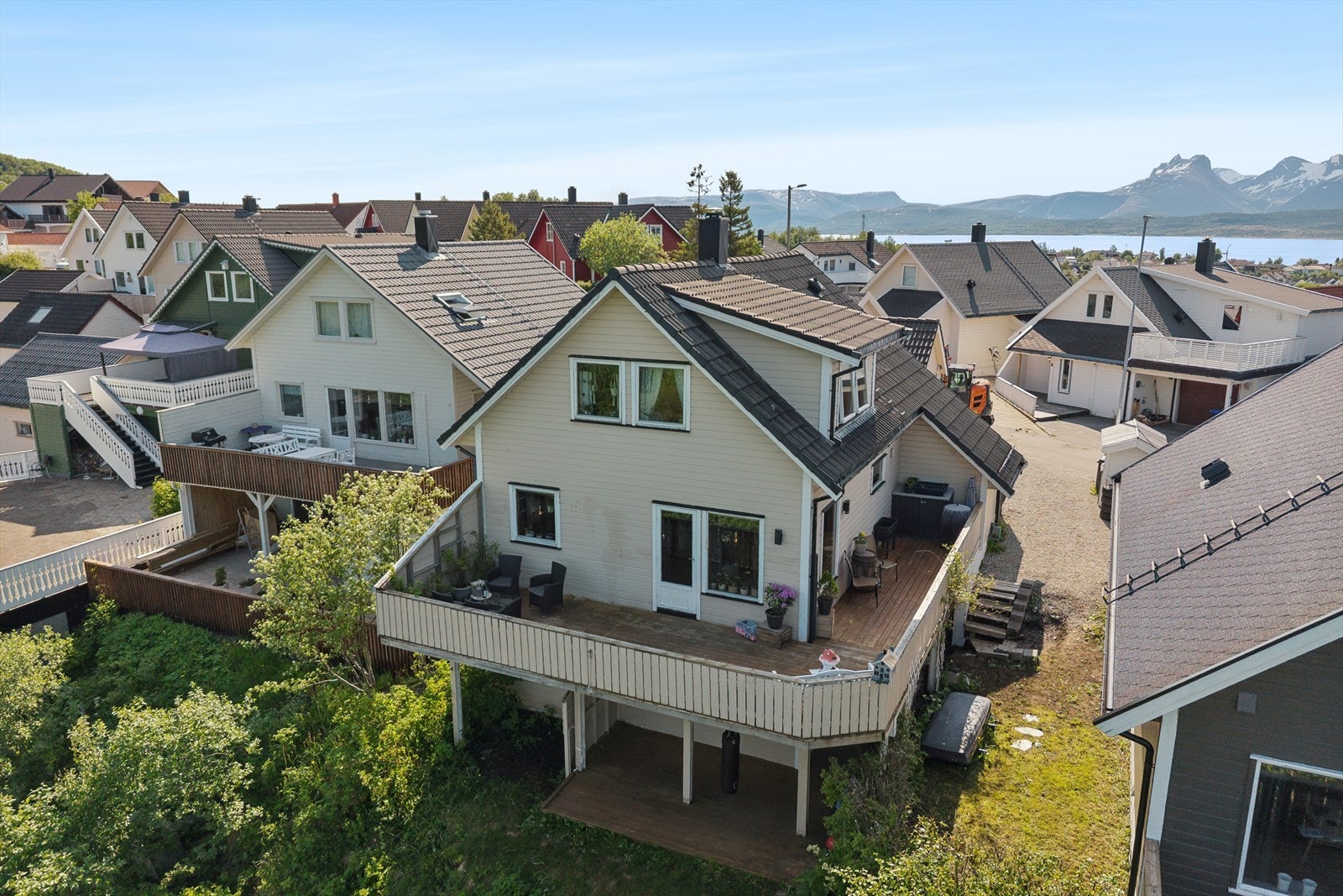 Boligen ligger i et stille, rolig og svært familievennlig område i Svartlia på Grønnåsen. Galleribilde