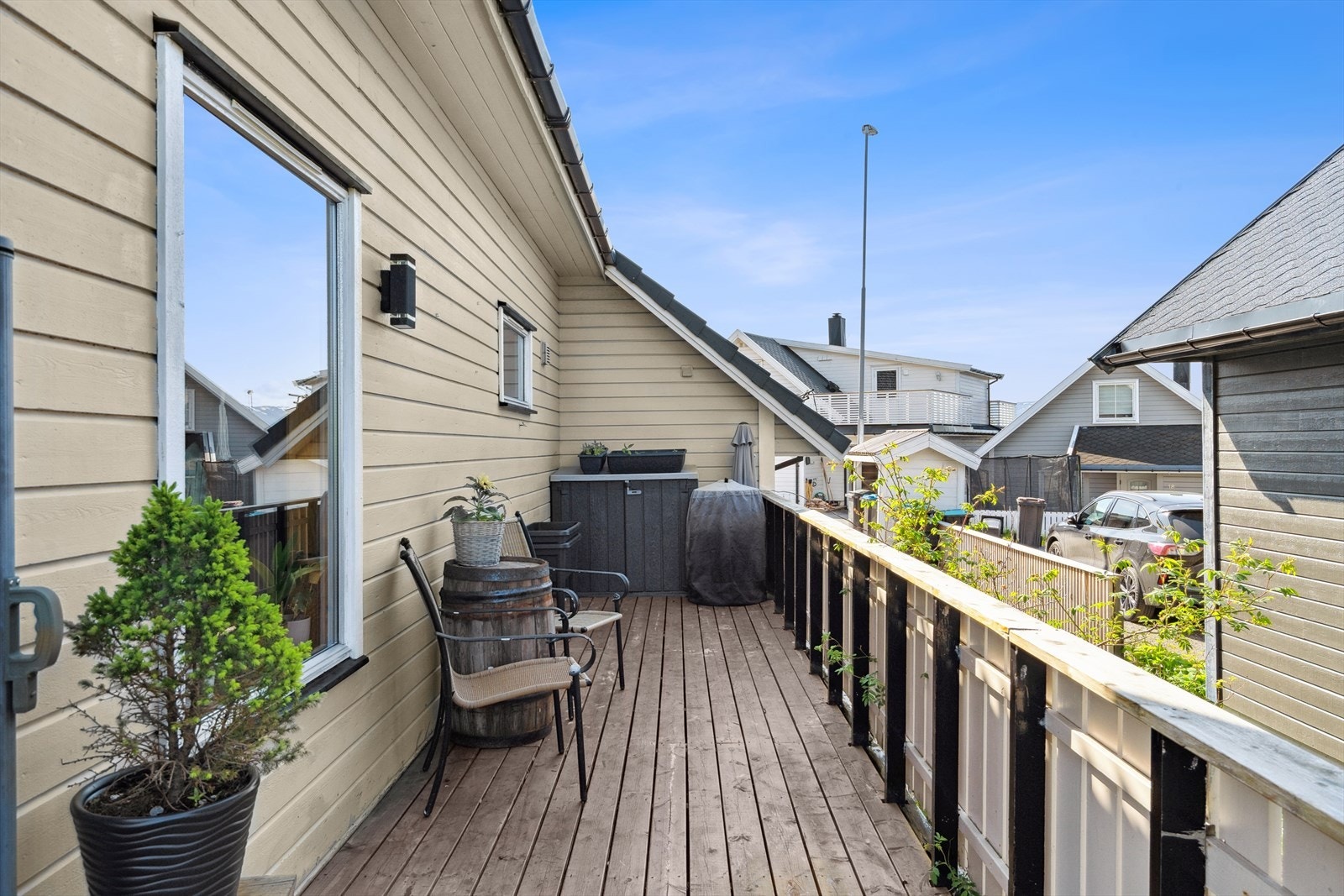 Det er utgang fra stuen i 1. etasje til en balkong på 36 kvm som delvis omkranser boligen. Galleribilde