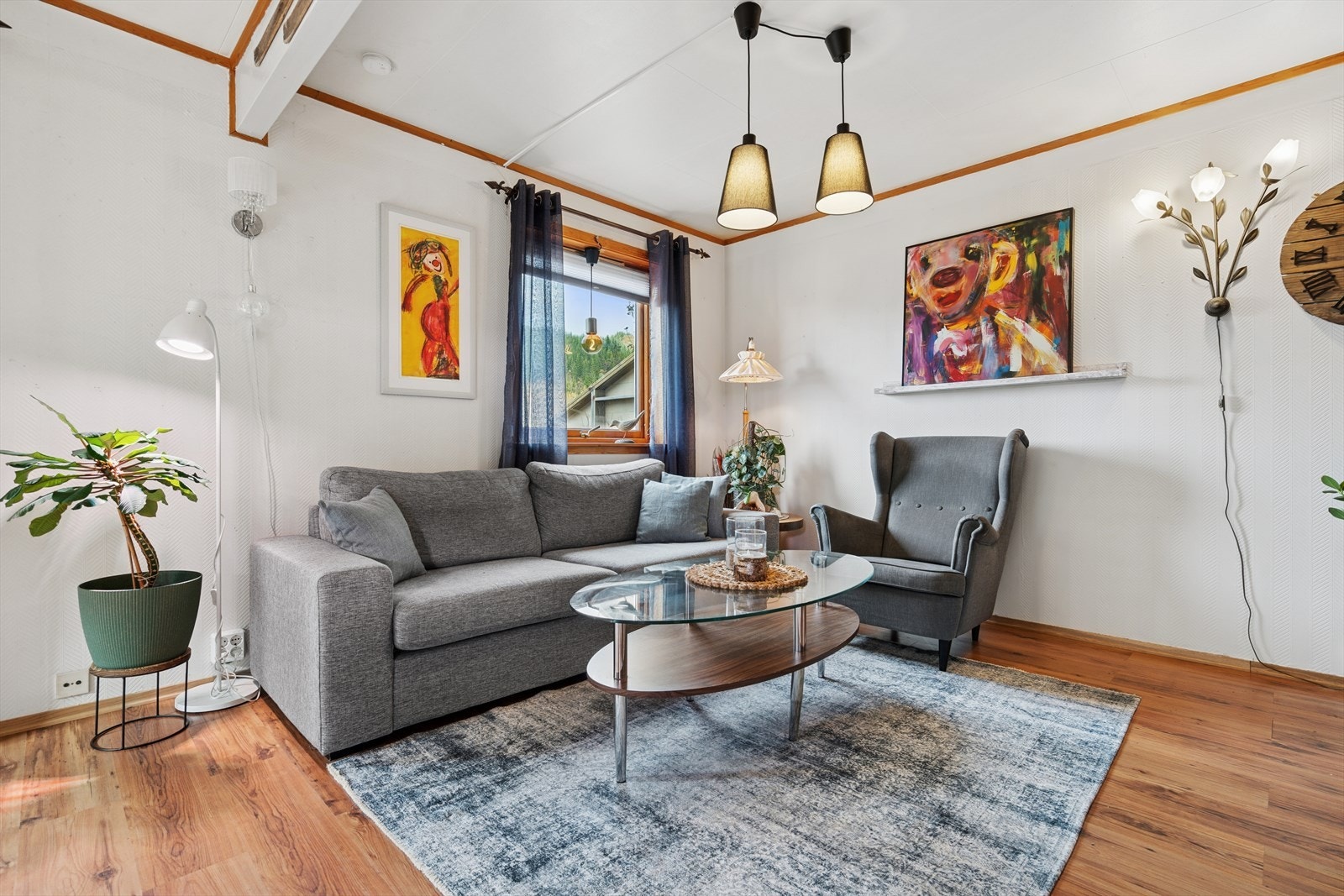 I 1. etasje ligger boligens sosiale samlingspunkt, stuerommet. Galleribilde