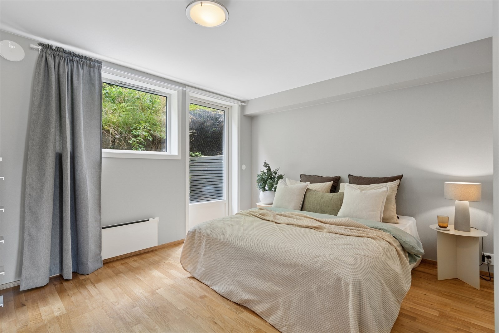 Utgang til terrasse og god plass til garderobe. Galleribilde