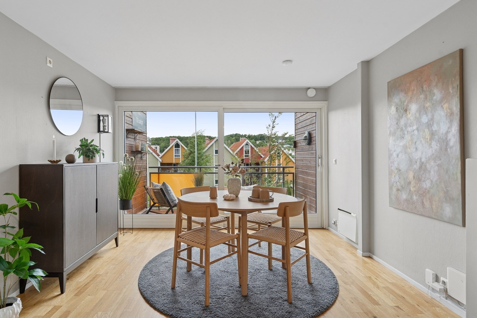 Utgang til balkongen fra stor skyvedør. Galleribilde