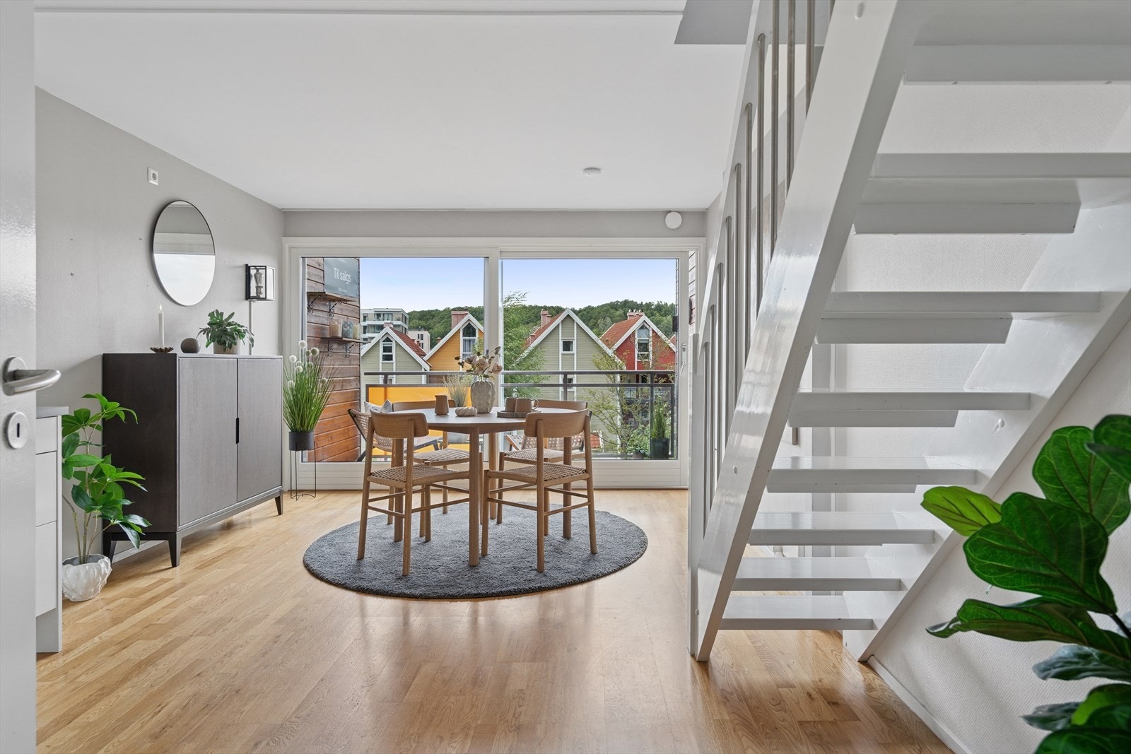 Store vindusflater gir rikelig med dagslys. Galleribilde