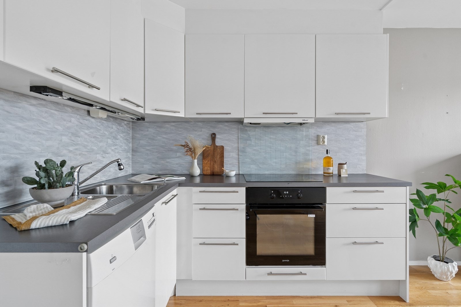 Tidløs og lettstelt innredning. Ny stekeovn og komfyr 2022. Galleribilde