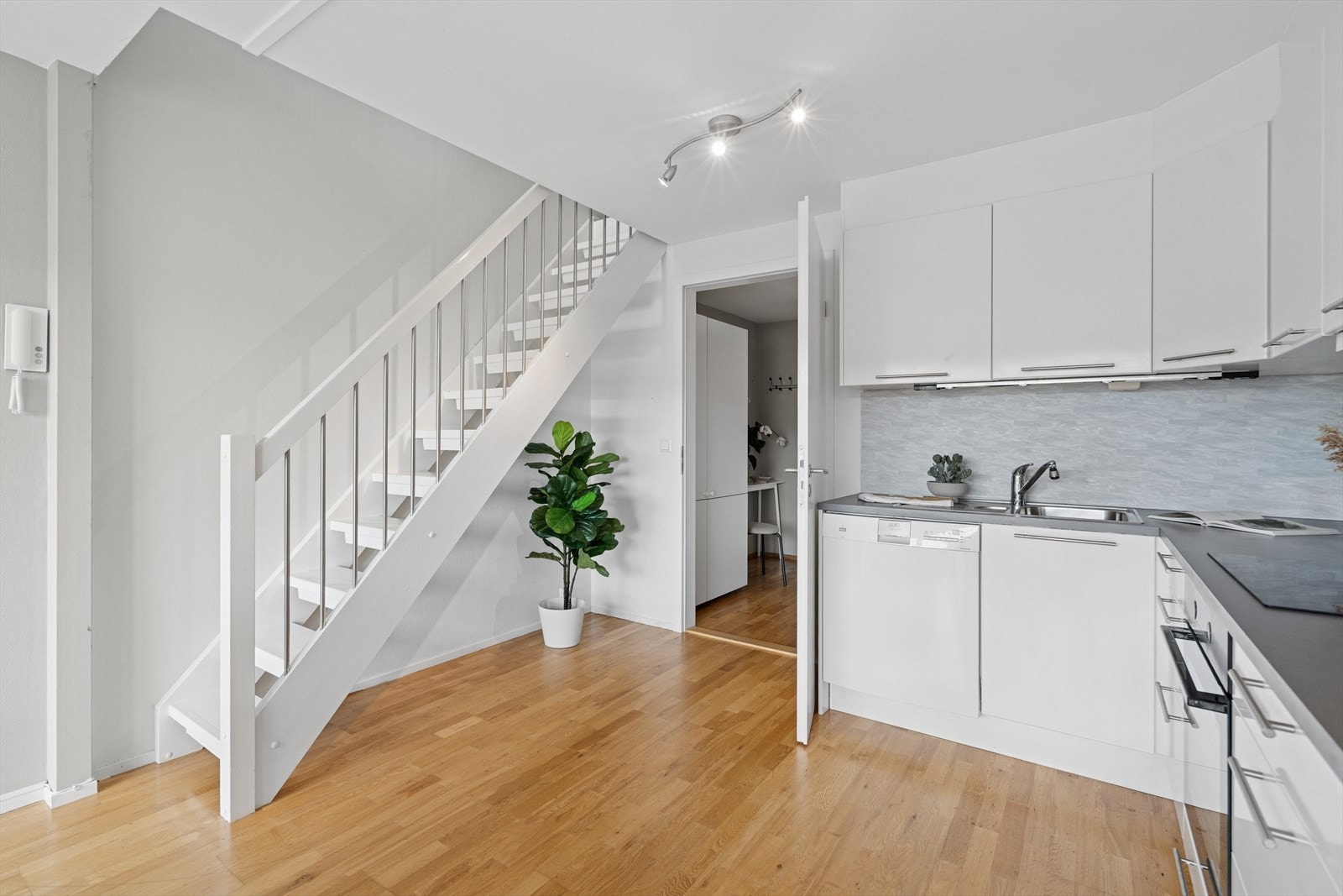 Leiligheten går over 2 etasjer. Galleribilde