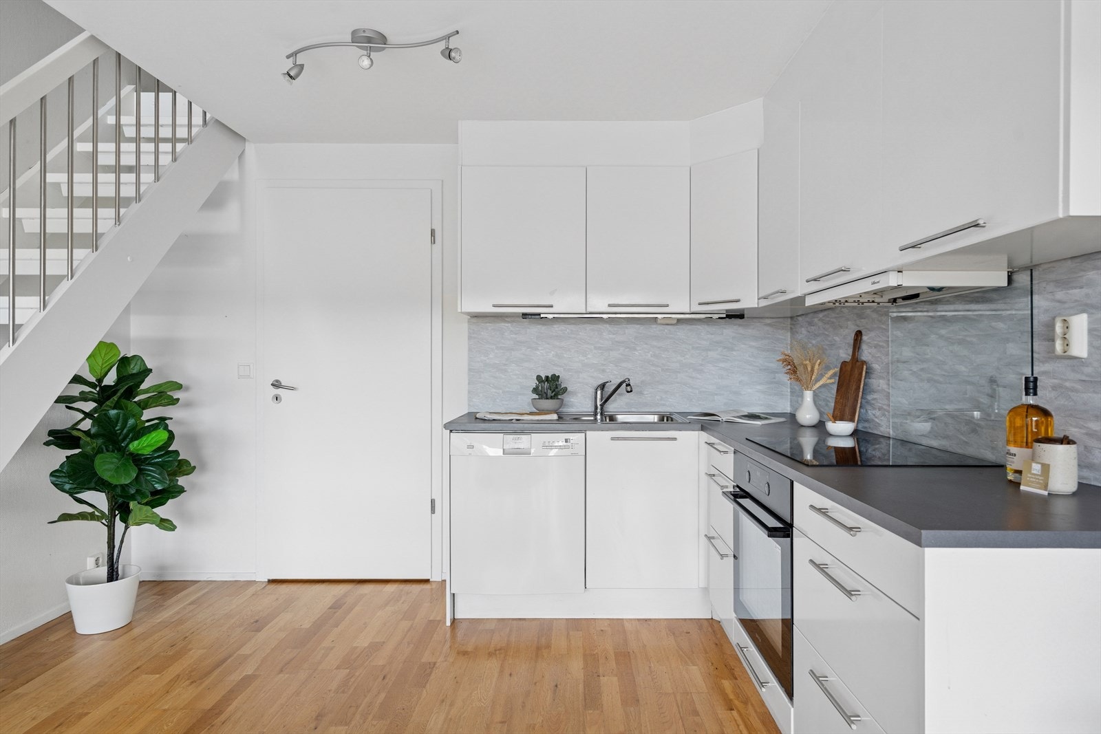 Kjøkken og bad i 1. etasje. Galleribilde