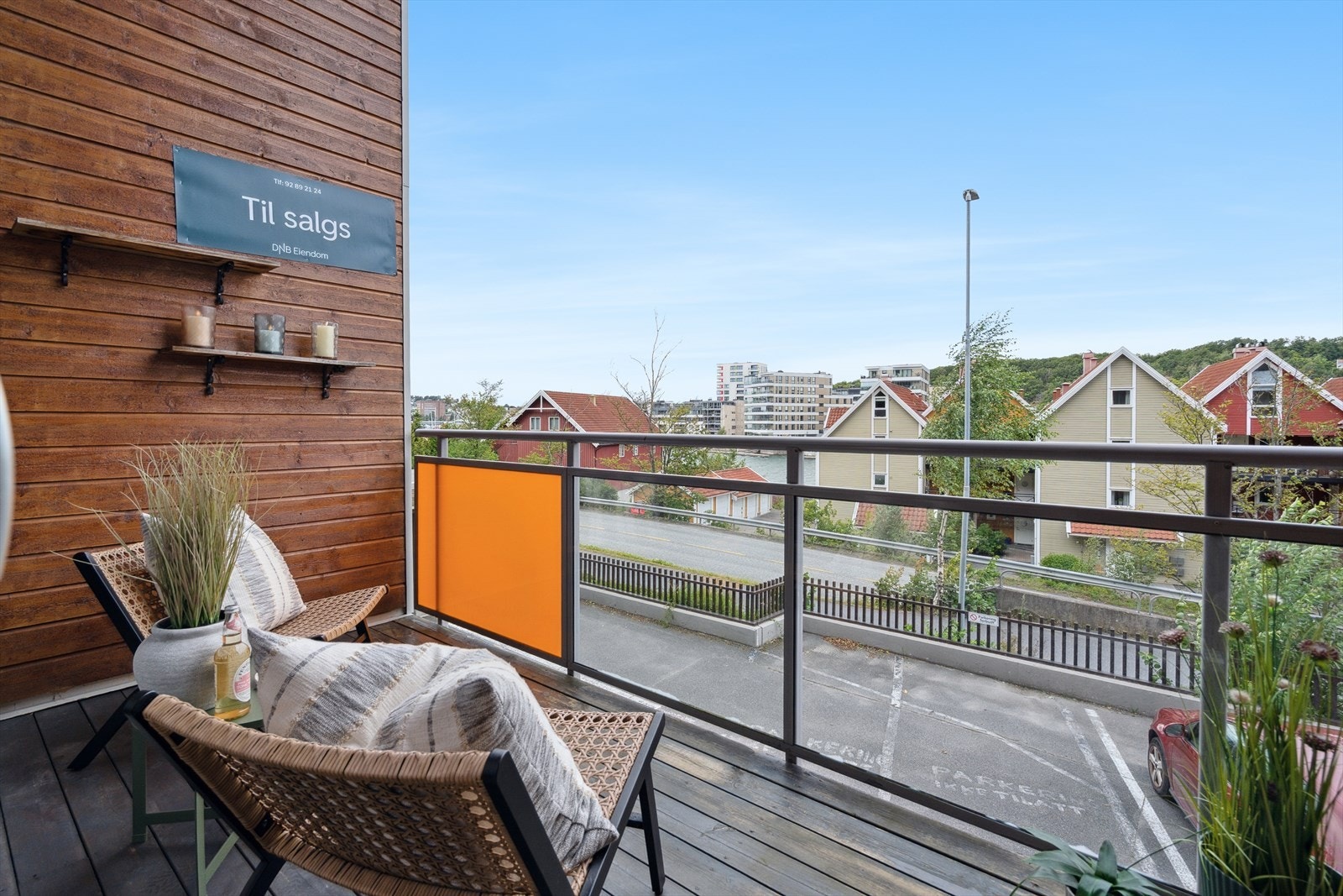 Vestvendt, og mye liv rundt boligen. Galleribilde