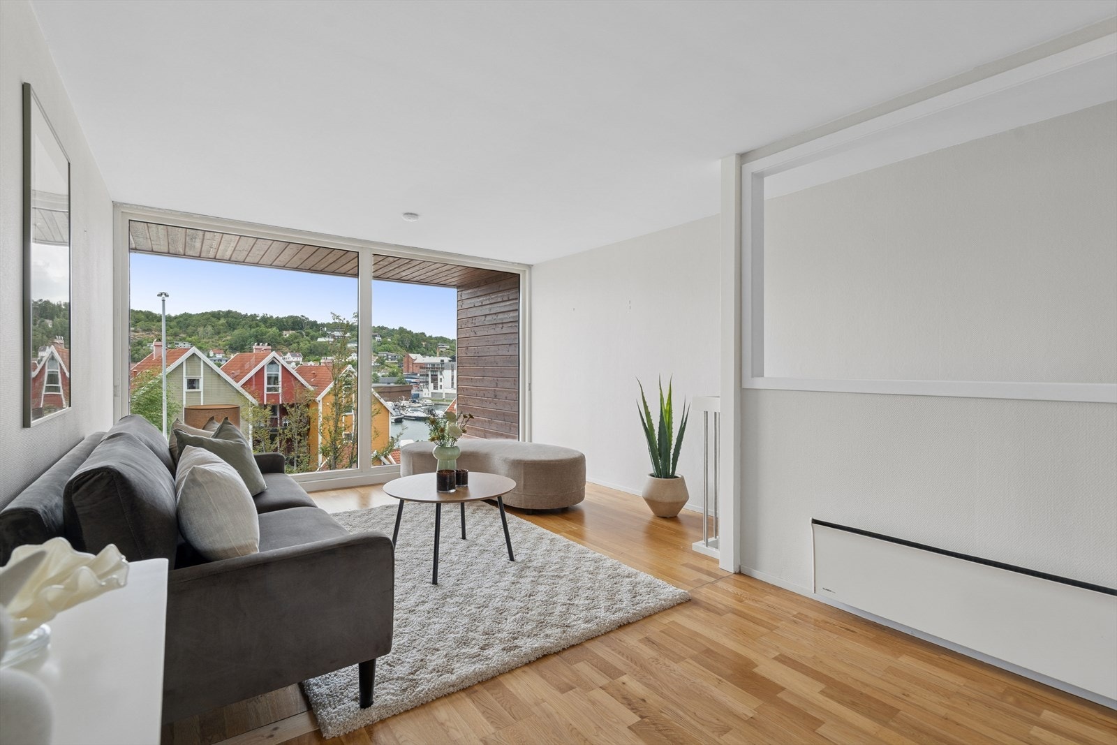 Store vindusflater også her, lite innsyn. Galleribilde