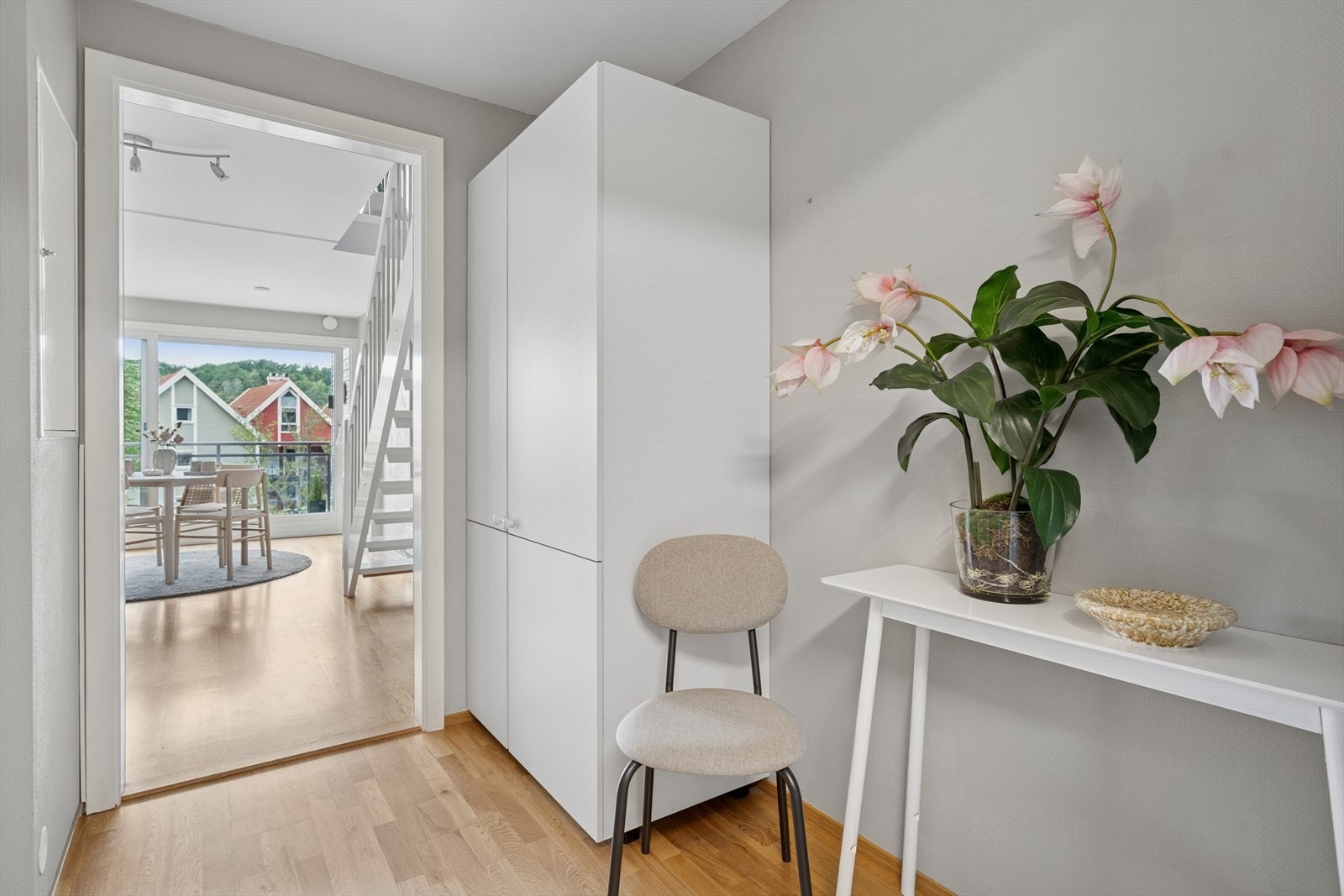 Entré med plass til garderobeskap. Direkte adkomst til bad. Galleribilde