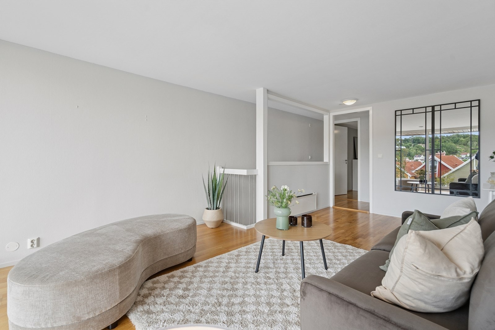 Denne boligen har hatt en innredet sovealkove her, som er åpnet nå. Galleribilde