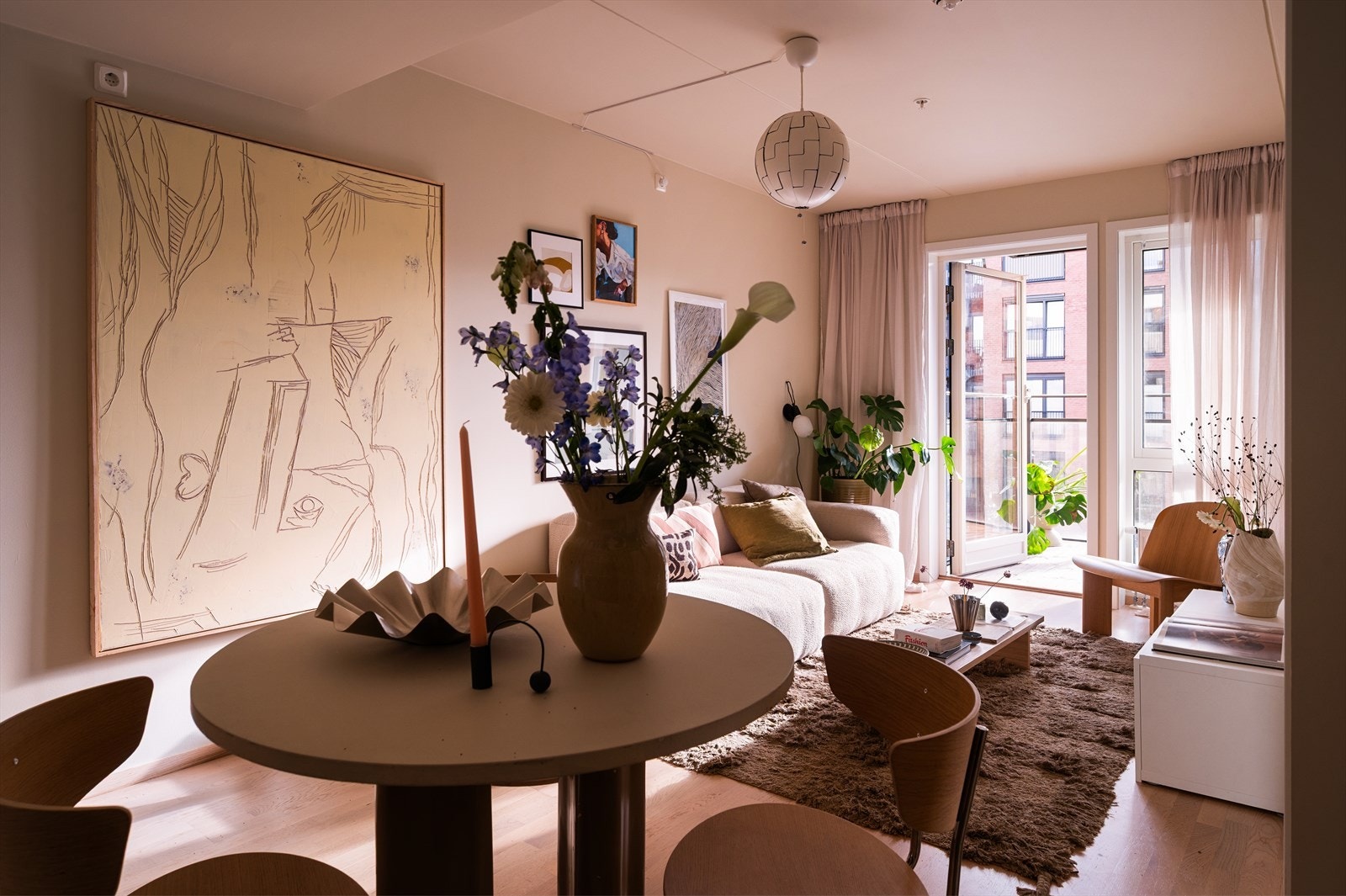 En fantastisk flott leilighet med god standard! Fra stuen er det adkomst til en flott balkong i tillegg til heisadkomst til felles takterrasse! Galleribilde