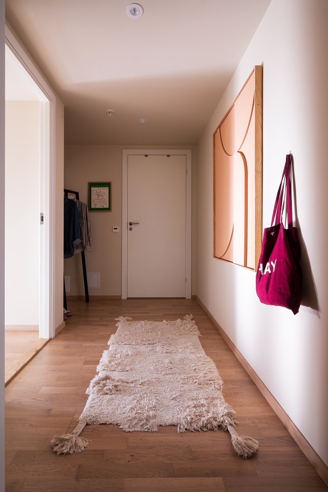 Velkommen inn! Leiligheten har moderne flater, downlights med dimmer og dørtelefon med kamera i gangen. Galleribilde
