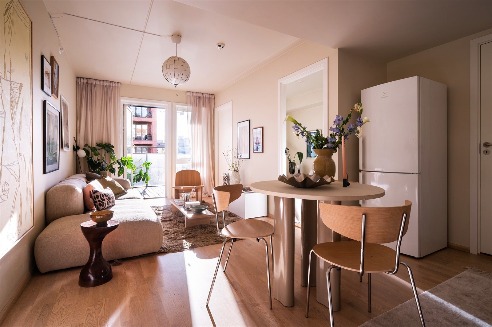 Den lyse og innbydende stuen har ekstra god takhøyde og store vindusflater som slipper inn rikelig med dagslys. Galleribilde