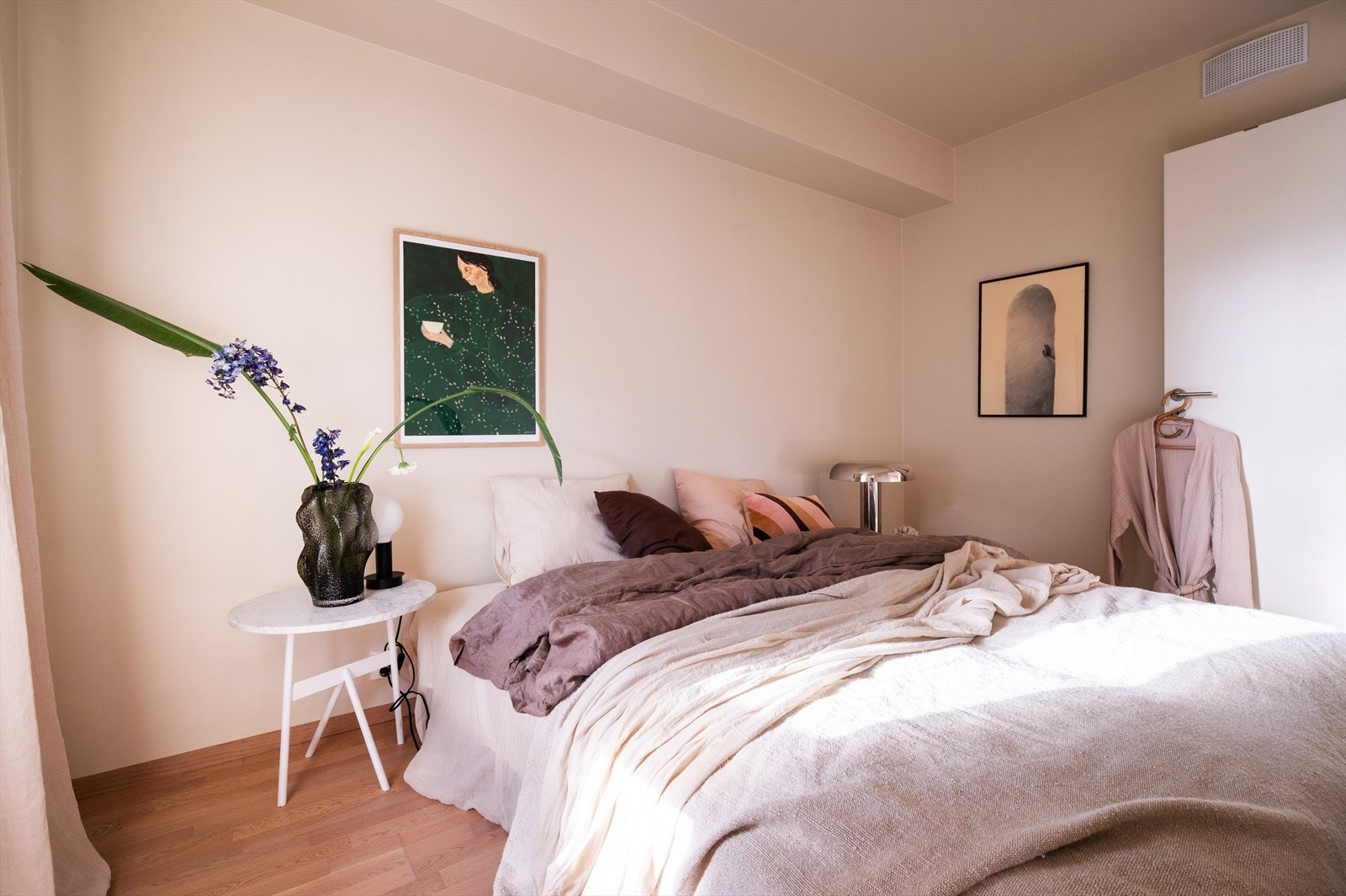 Det er plass til å sette opp garderobeløsning på soverom om ønskelig. I tillegg har leiligheten innvendig bod samt romslig bod i kjeller med god oppbevaringsplass. Galleribilde