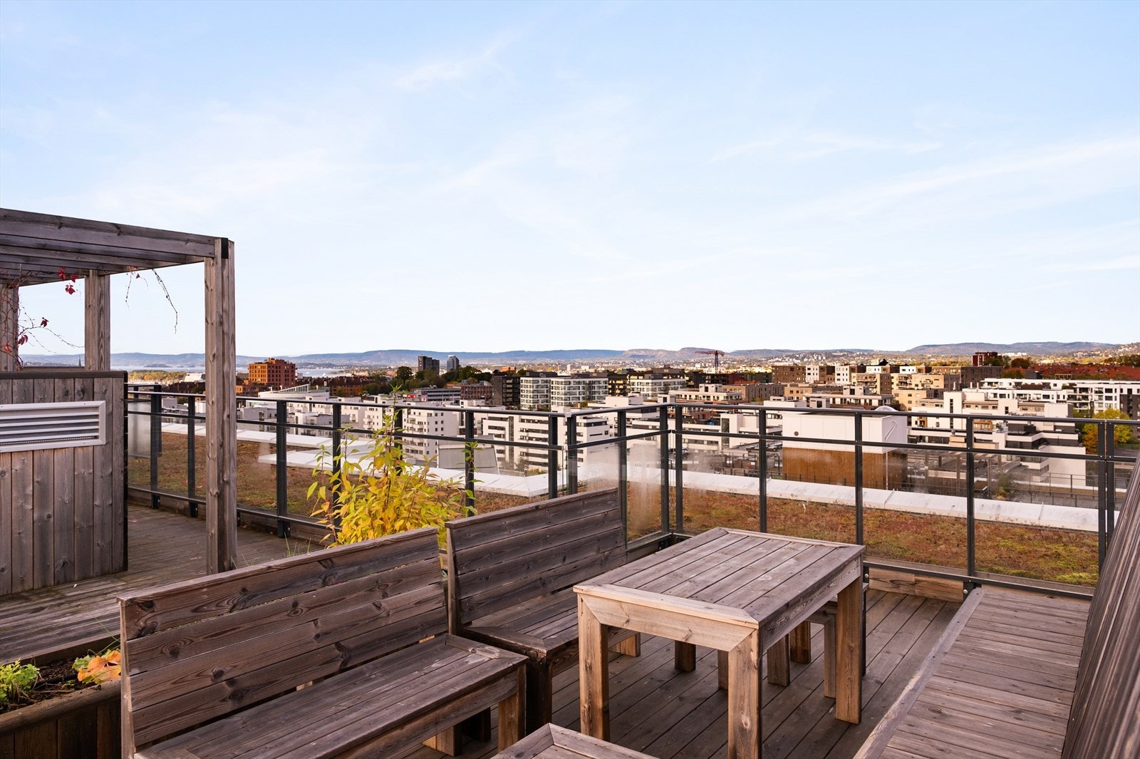 På toppen av bygget er det en stor og felles takterrasse med fantastisk flott utsikt over Oslo by, mot fjord og åsene rundt! Galleribilde