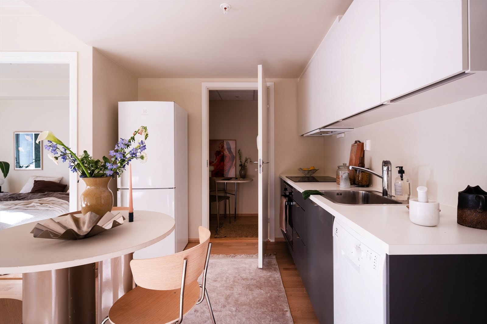 Fra kjøkkenet er det adkomst til praktisk innvendig bod/walk-in closet som har fleksible bruksmuligheter Galleribilde
