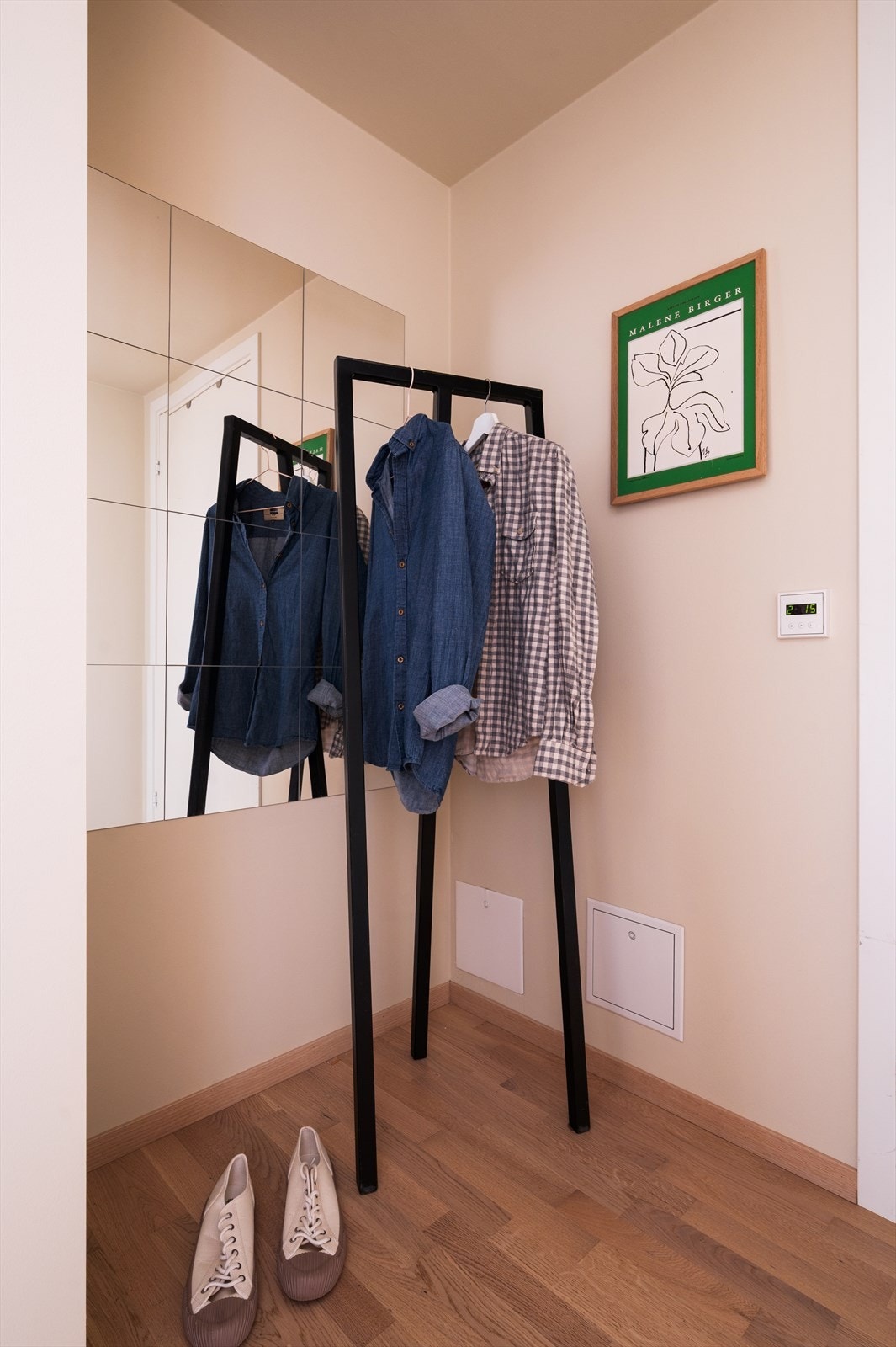 Entré med praktisk nisje for klesoppheng Galleribilde
