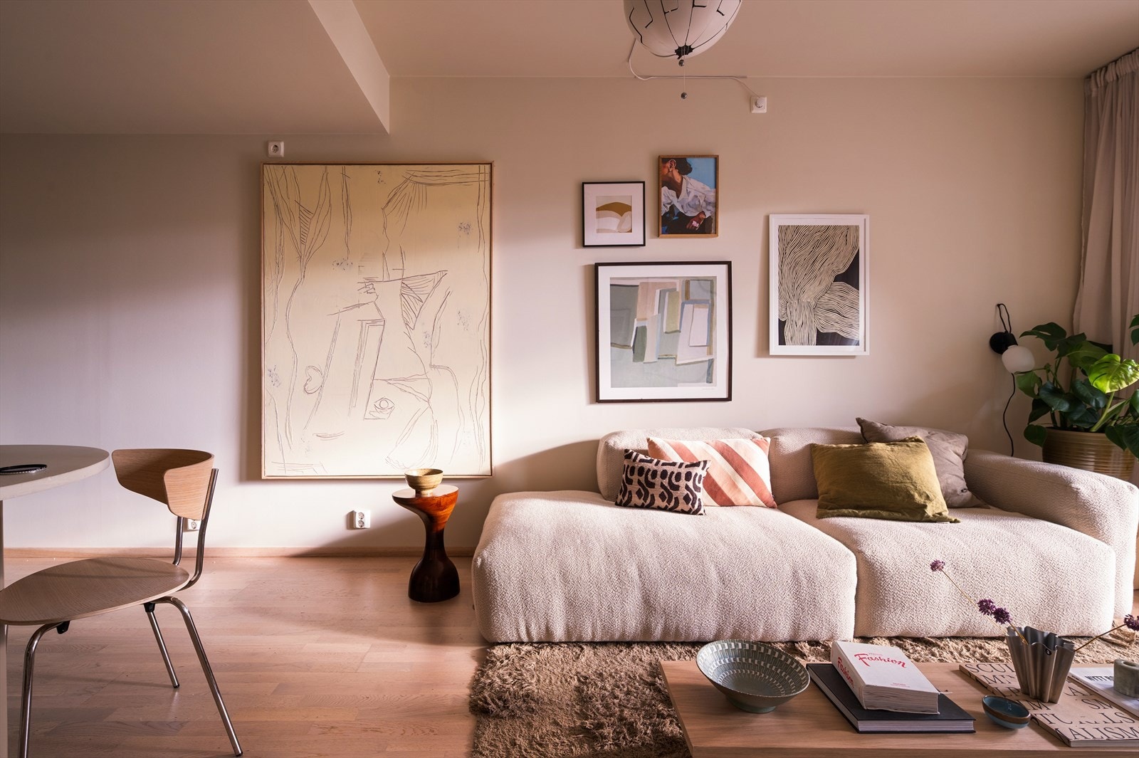 Her får du en lys og stilren bolig med god planløsning og moderne materialvalg. Galleribilde
