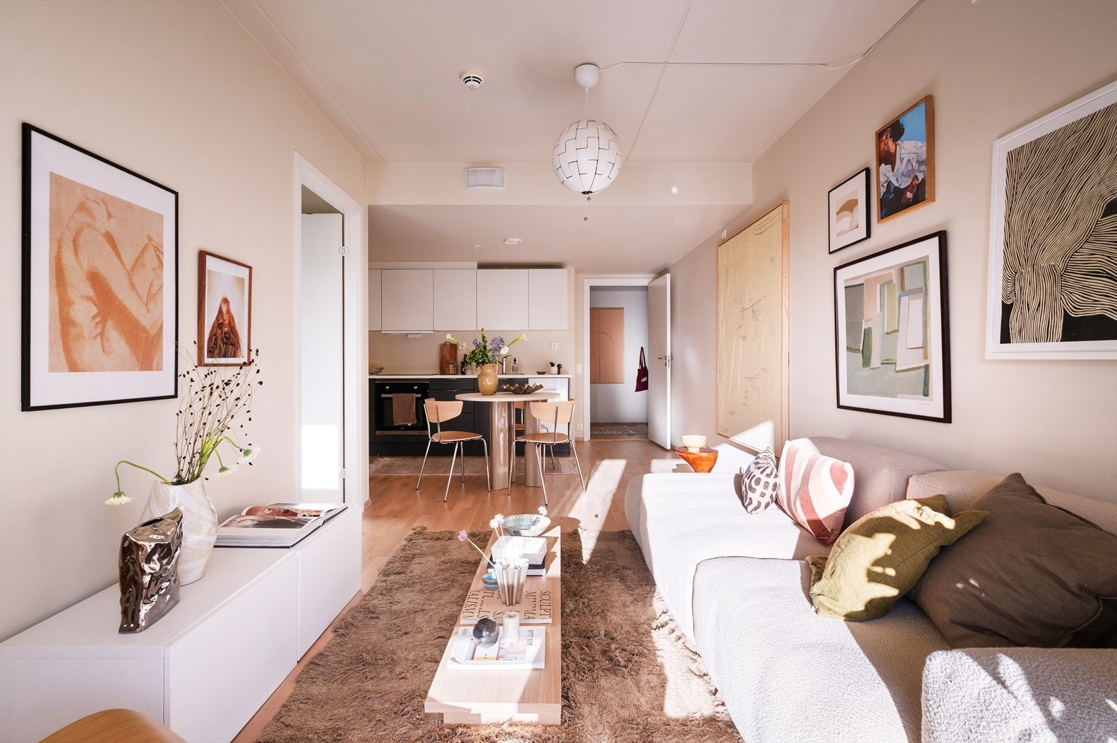 En flott leilighet, i moderne bygård, oppført i 2019. Her bor du fint til i 4. etasje med heisadkomst. Galleribilde