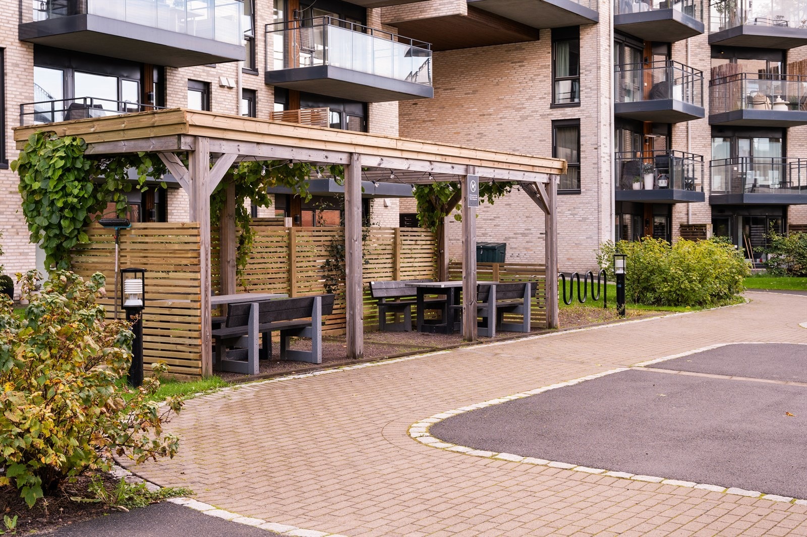 Hyggelige fellesområder med mange sittegrupper til glede for beboerne Galleribilde